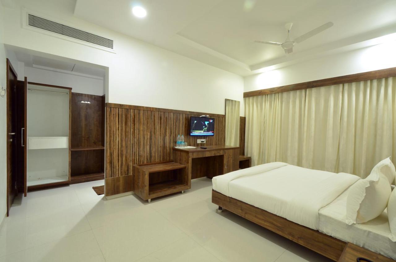 Hotel Dwarka Park Shirdi Exterior photo